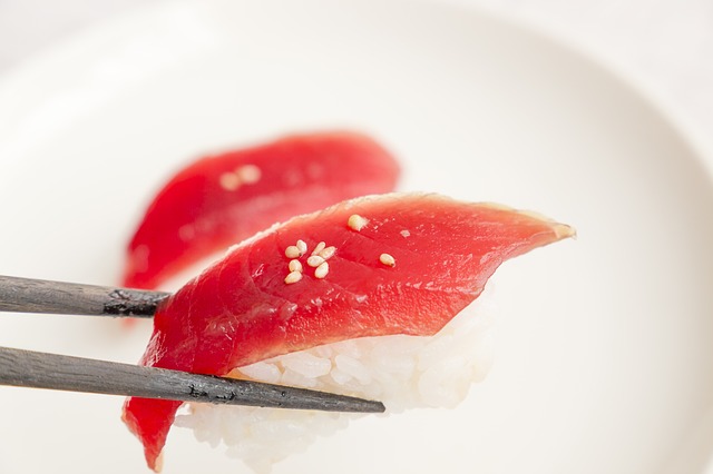 sushi na talíři