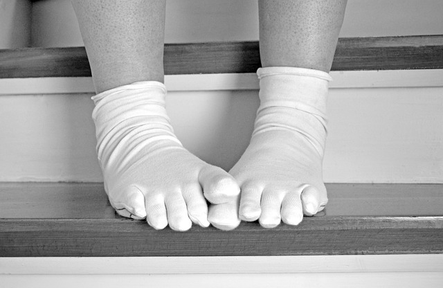 nohy na schodech
